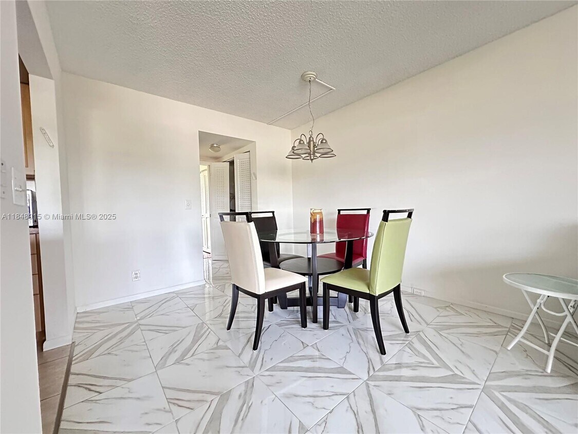 Foto principal - 569 Fanshaw N