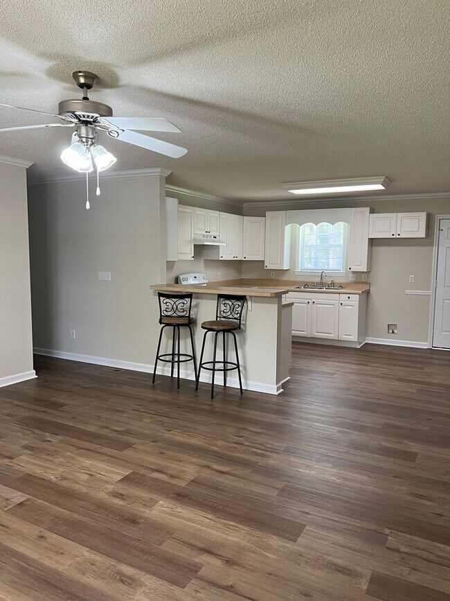 Building Photo - 3 Bedroom, 2 Bath Home