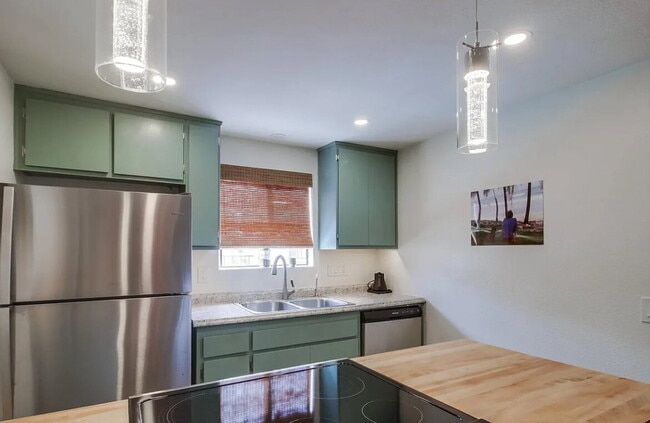 Building Photo - Welcome to Villa Hermosa ! A beautifully w...