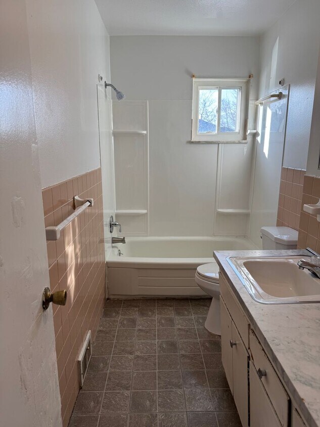 Building Photo - Warrensville Heights 2 bedroom Townhome