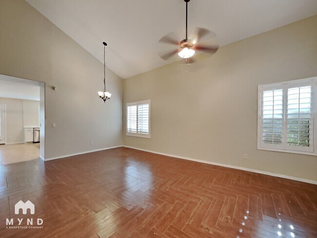 Foto del edificio - 981 N 169th Ave