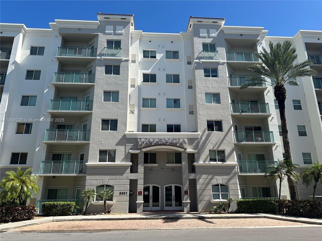 Foto principal - 6001 SW 70th St