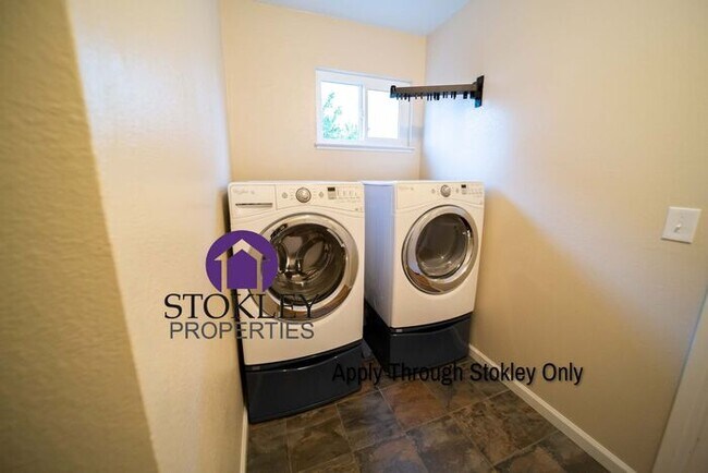 Building Photo - 2074 Silver Lake Way