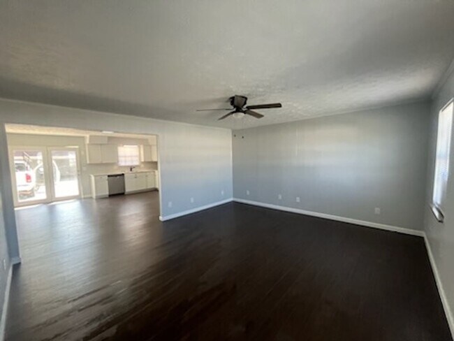 Building Photo - Unbeatable 5-Bed Townhome – Finished Basement & More!