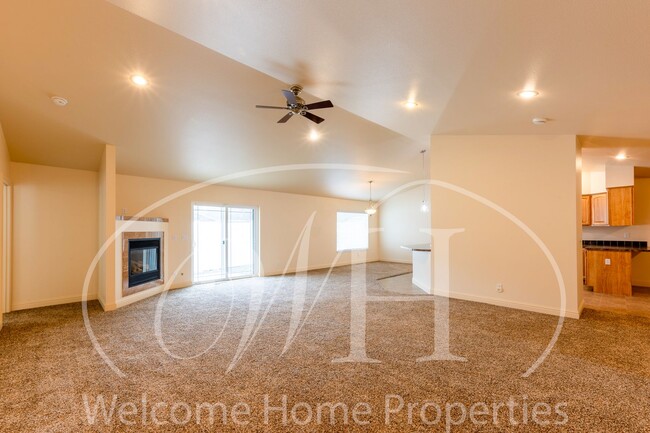 Foto del edificio - Spacious Home with Vaulted Ceilings