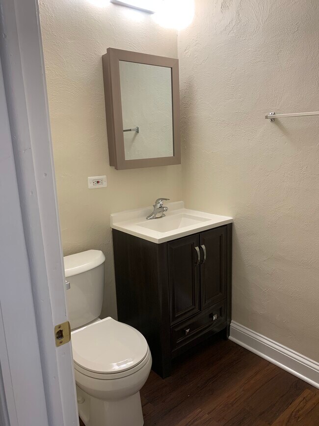Baño - 20 E Chicago Ave