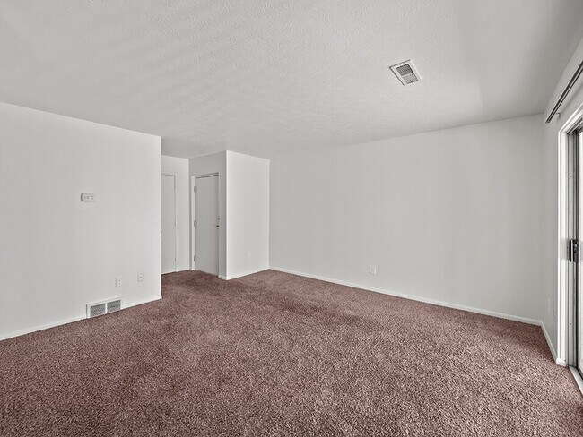 Sala de estar espaciosa - Central Square Apartments