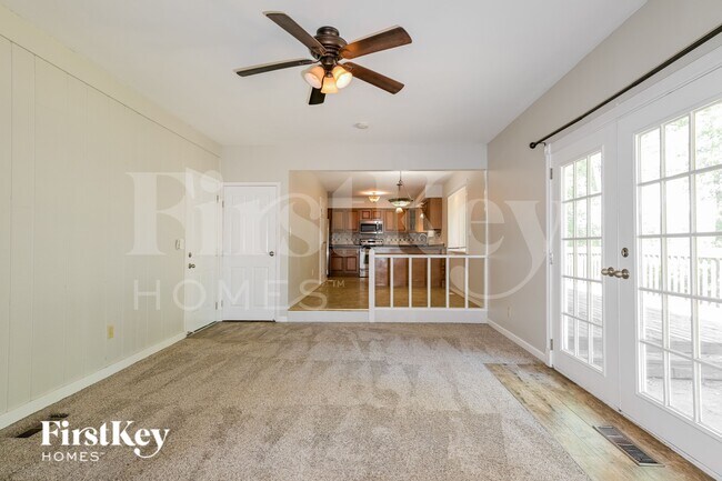 Foto del edificio - 382 Beaver Lake Dr