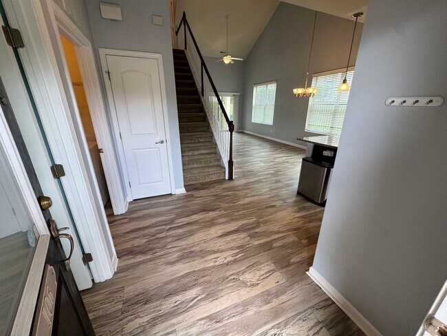 Foto del edificio - Bright & Spacious End Unit in Thompson Ridge