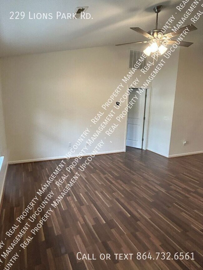 Foto del edificio - 229 Lions Park Rd