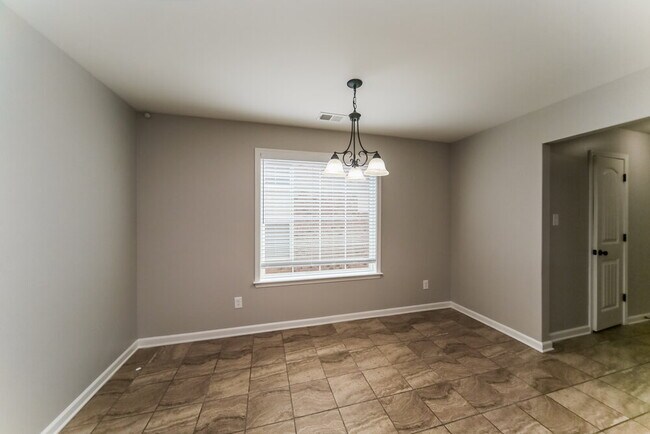 Building Photo - 7579 Glen Laurel Way