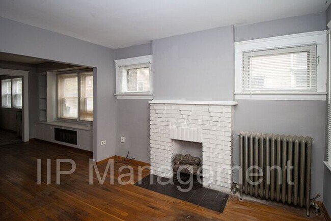 Building Photo - Lovely 2BR 1BA Down Unit in Shaker Heights...
