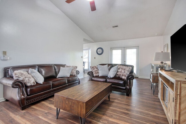 Building Photo - 104 Spanish Oak Dr