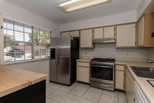 Foto del edificio - 2bedroom 2 bath townhouse with 2 car garage