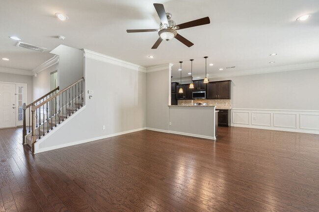 Foto del edificio - Spacious Townhome with Prime Access to Eve...