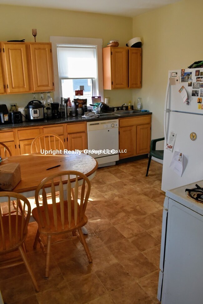 Building Photo - 19 Roseclair St