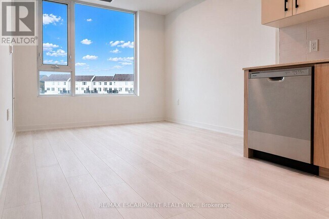 Photo du bâtiment - 4878 Powers Cmn