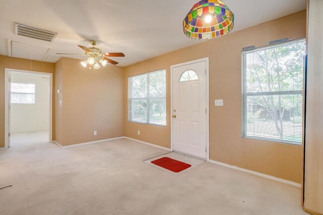 Building Photo - Cozy Back House in Ridglea Hills