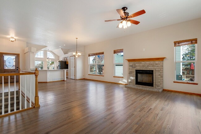 Building Photo - Spacious 5-Bedroom Broadmoor Glen Rancher ...