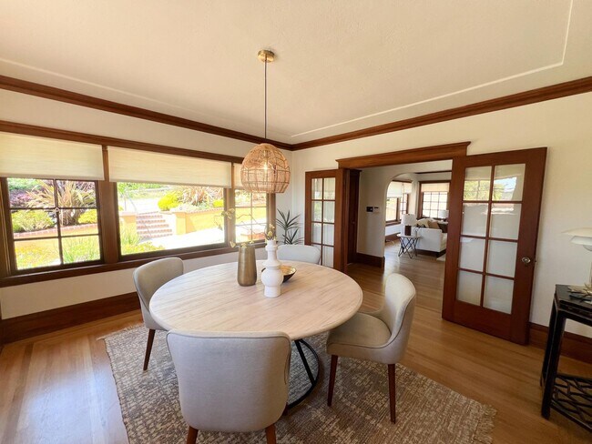 Building Photo - Upper Rockridge Charmig Home With Huge Bon...