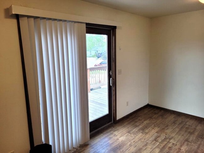 Building Photo - 2 Bedroom 1 Bathroom For Rent In Evansvill...