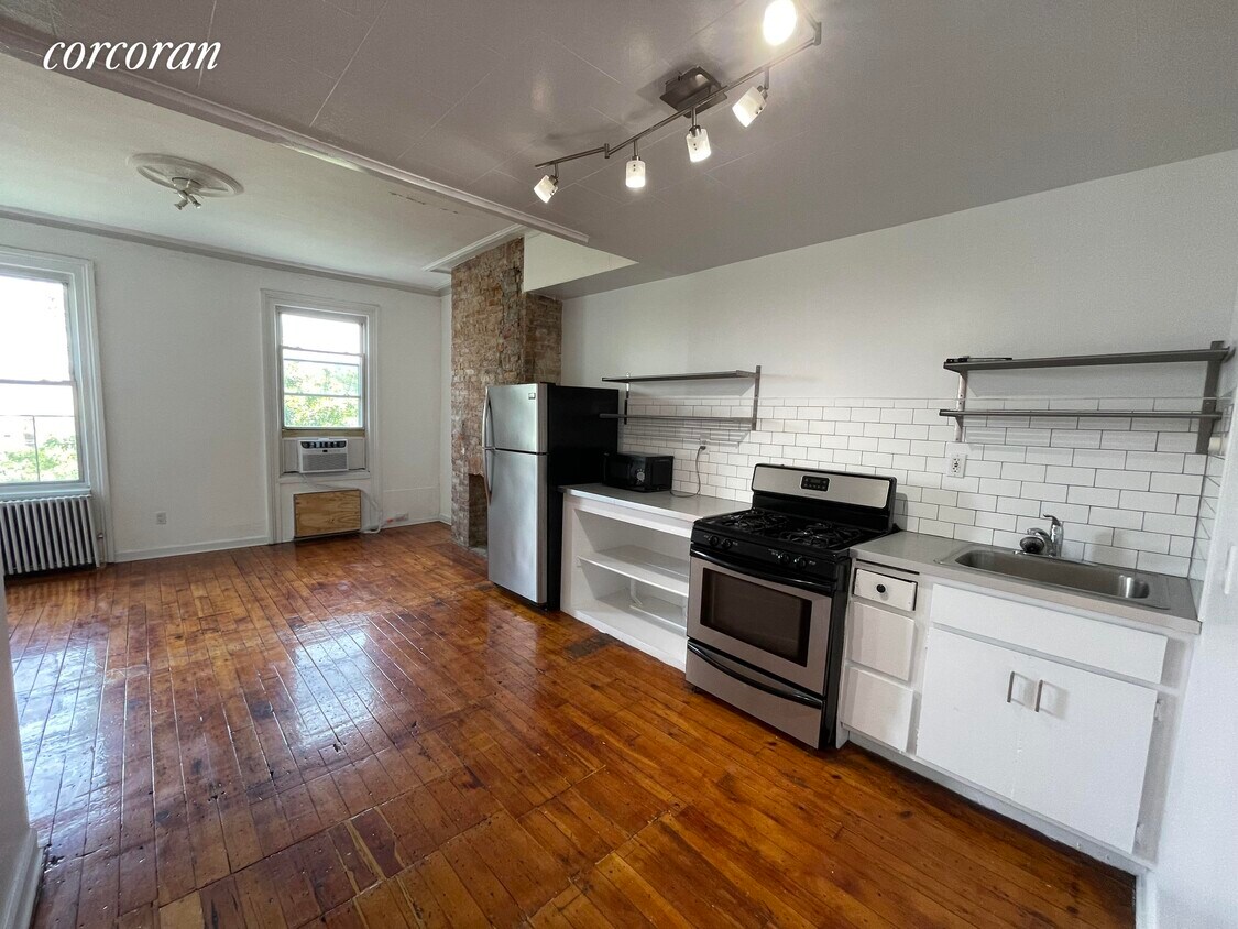 Foto principal - 93 McGuinness Blvd