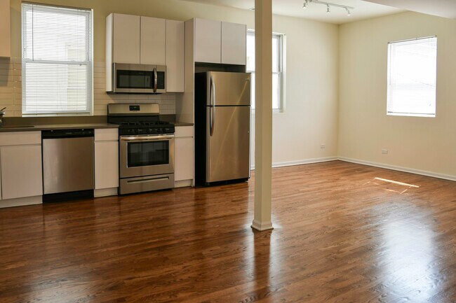 Foto del edificio - 2438 N Ashland Ave