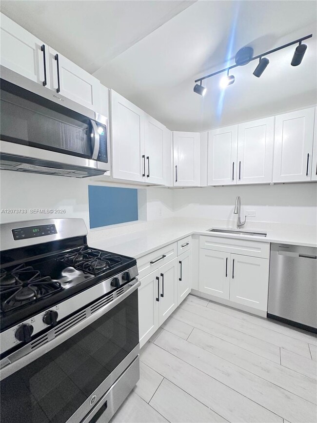 Building Photo - 6890 N Kendall Dr