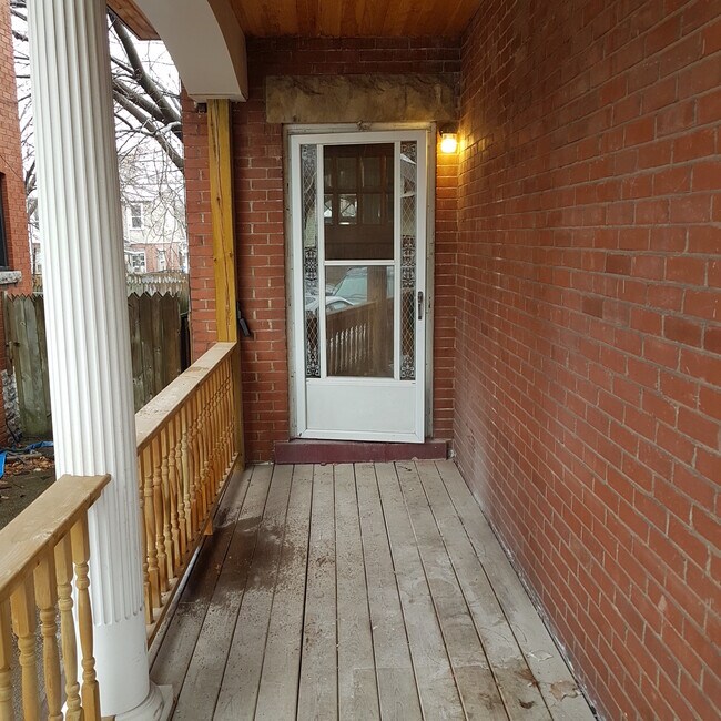 Building Photo - Spacious Main Floor 1 Bedroom