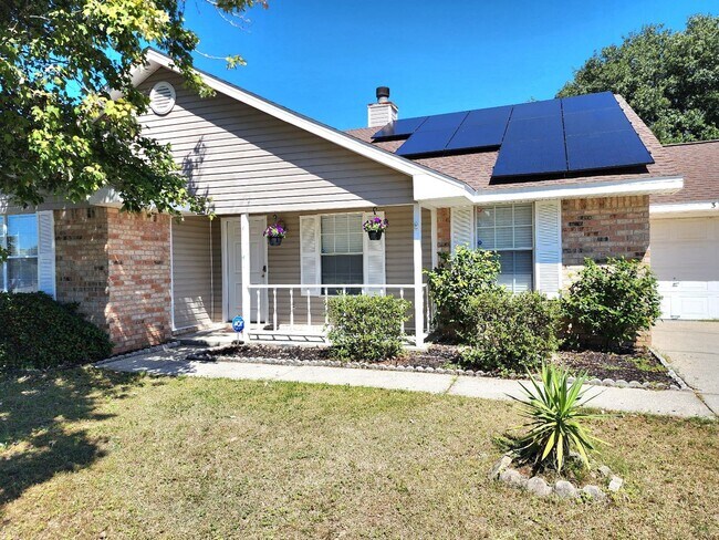 Foto del edificio - This 3 Bedroom, 2 Bath with large Backyard...