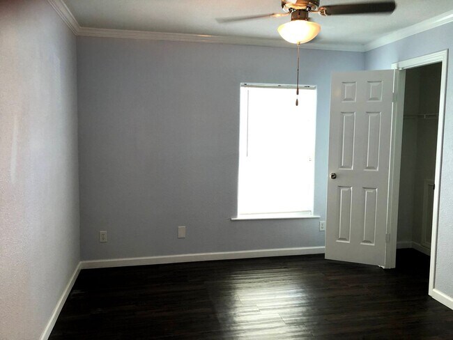 Building Photo - 140 Varsity Dr
