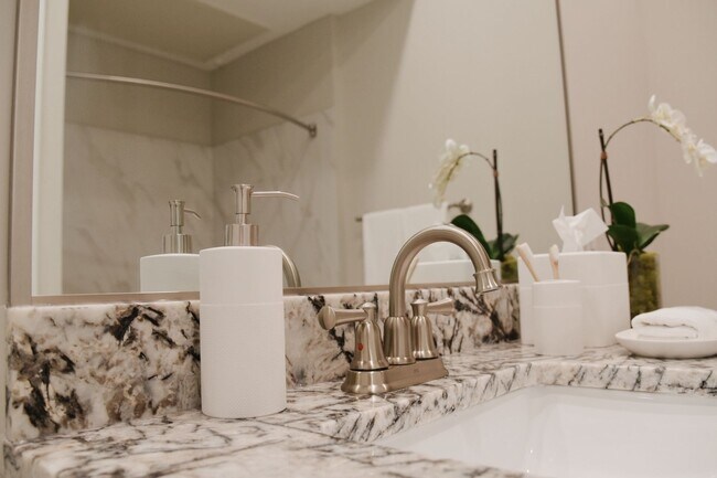 Foto del edificio - Sleek One BR Living: Where Innovation Meet...