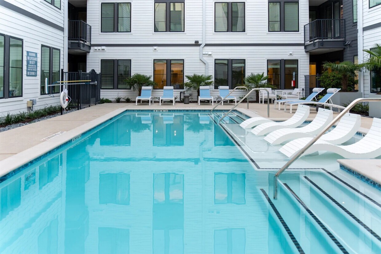 Foto principal - 1690 North Loop