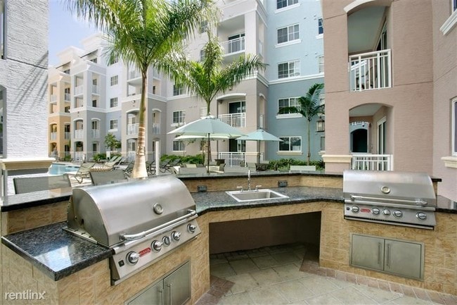 Building Photo - 6610 SW 57th Ave