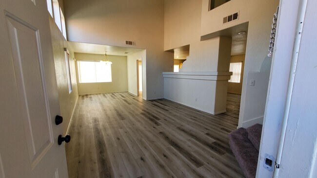 Building Photo - 4 BEDROOM HOME