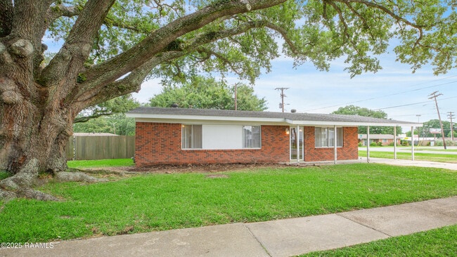 Building Photo - 100 Maple Dr