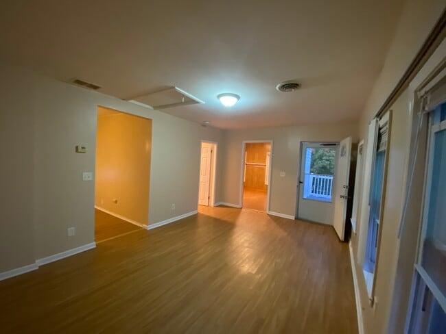 Foto del edificio - 301 McCool Ave