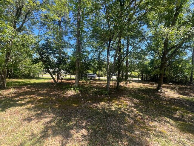 Building Photo - Freshly paint! No Carpet! Barn/Garage! Fir...