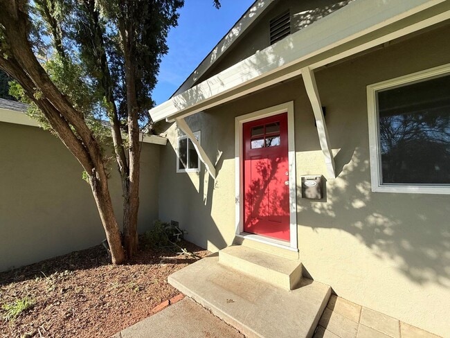 Building Photo - 1725 Albion Pl