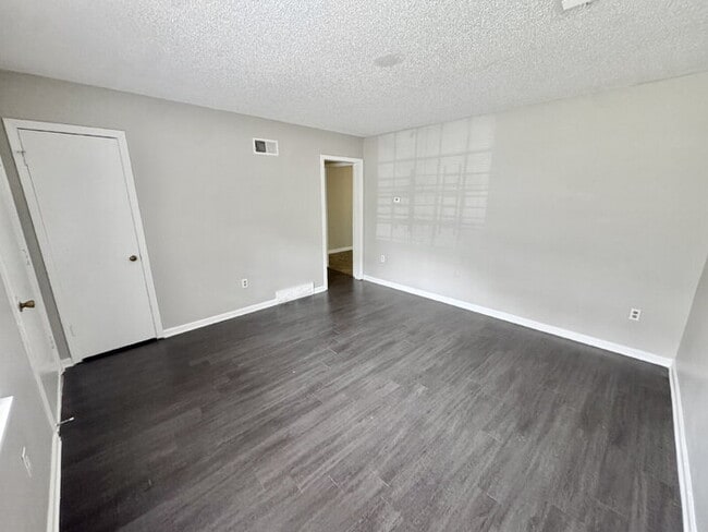 Foto del edificio - 4540 Spring Valley Dr