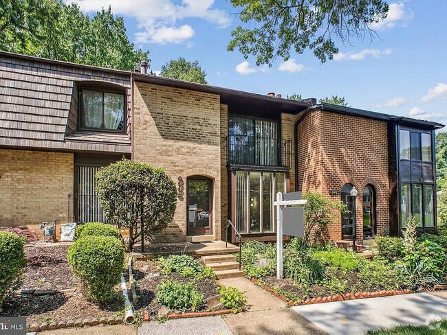 Building Photo - 4902 Sauquoit Ln