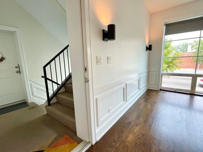 Foto del edificio - 2453 W Irving Park Rd