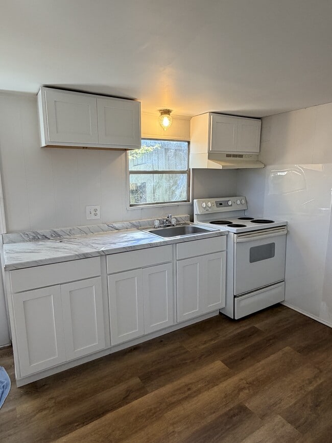 Building Photo - 4069 Vern St