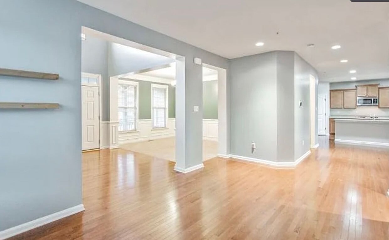 Building Photo - Gorgeous Large Sf 4 beds + 3.5 BATHS -
