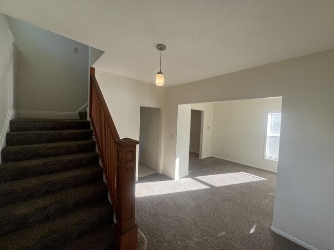 Building Photo - NE 3 bed/2 bath