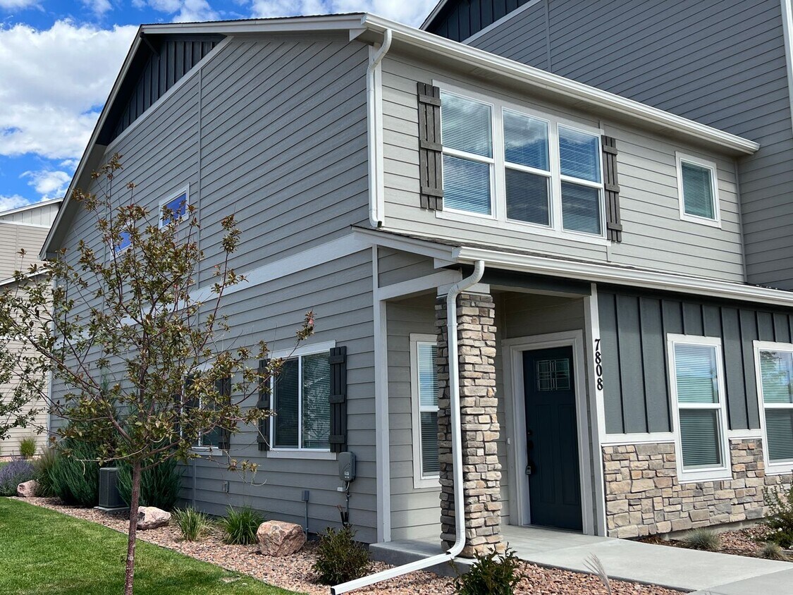 Primary Photo - Newer 3bd Townhome End Unit. Super Clean a...