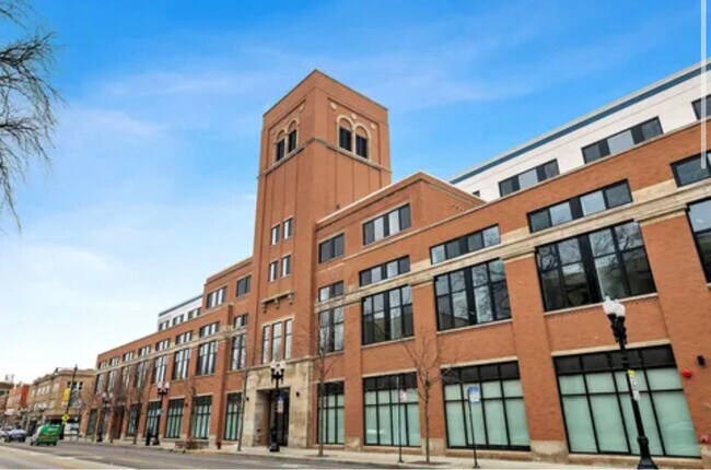 Building Photo - 1900 W Lawrence Ave