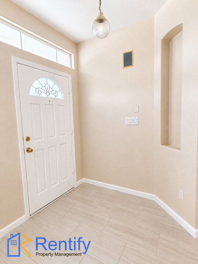 Building Photo - Charming Seven Oaks Home - 4Bed, 2Bath - Gardener Included!
