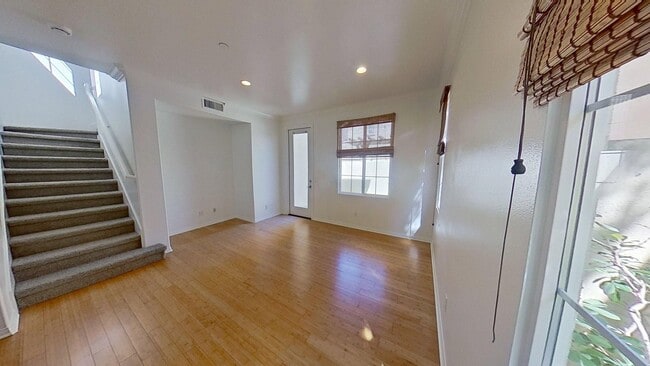 Building Photo - Beautiful 3 Bedroom 2.5 Bath Townhome in I...