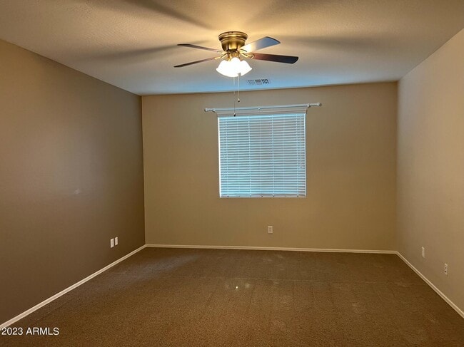 Foto del edificio - 3330 E Russell St